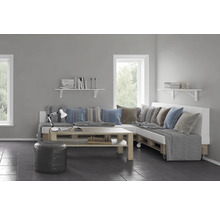 Wohnzimmer mit Palettenmöbeln, bestehend aus Couch, Tisch und Hocker