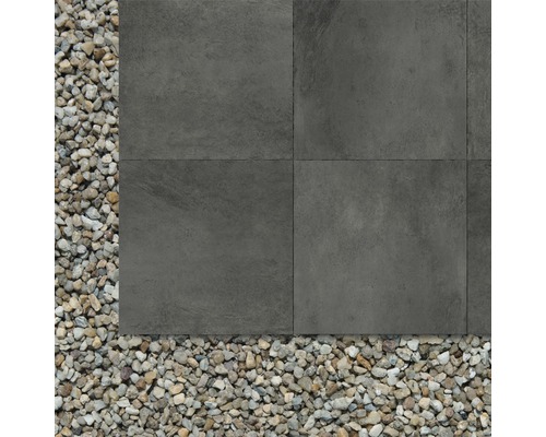 Graue Terrassenplatten neben Kiessteinen