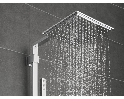 Quadratische Regendusche mit laufendem Wasser