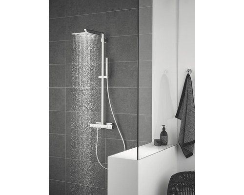 Duschsystem mit Kopfbrause und Handbrause im modernen Badezimmer