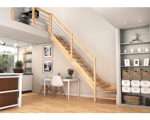 Helle Wohnungseinrichtung mit Holztreppe, Esstisch und Regalen.