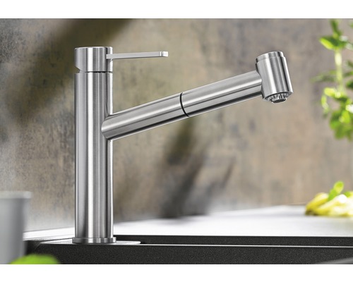 Küchenarmatur aus Edelstahl mit herausziehbarer Brause