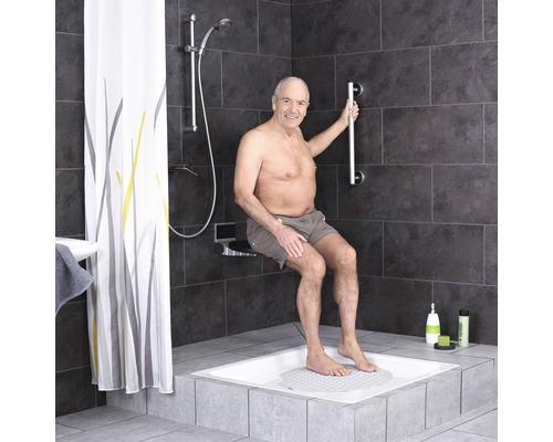 Barrierefreie Dusche mit Duschsitz, Haltegriff und Duschvorhang
