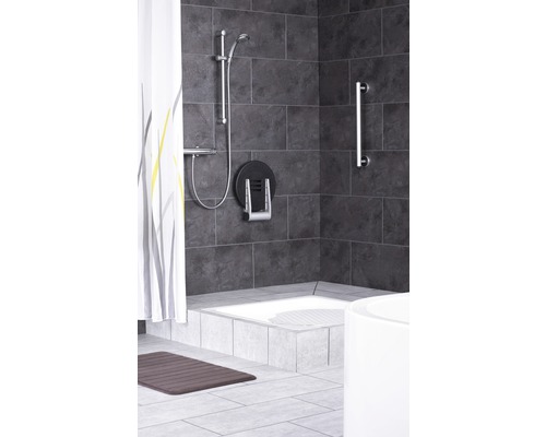 Barrierefreie Dusche mit Haltegriff, Duschsitz und Duschvorhang