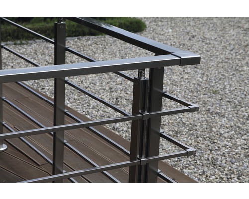 Detailaufnahme eines Edelstahlgeländers auf einer Holzterrasse