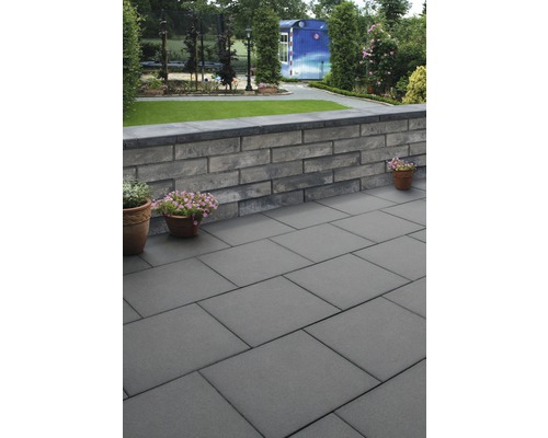 Garten mit Pflastersteinen und Mauer