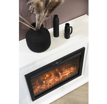 Dekorativer Elektrokamin mit Flammenillusion und weißen Regalen, geschmückt mit einer Vase und anderen dekorativen Objekten.