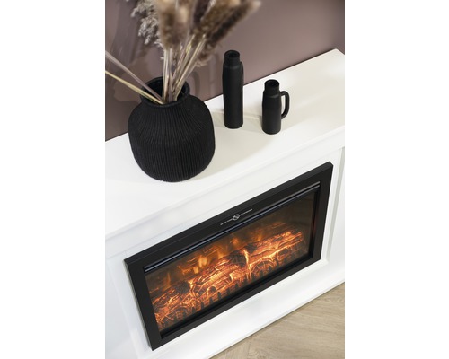 Dekorativer Elektrokamin mit Flammenillusion und weißen Regalen, geschmückt mit einer Vase und anderen dekorativen Objekten.