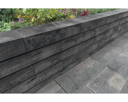 Gartenmauer aus Betonsteinen mit Blumenbeet