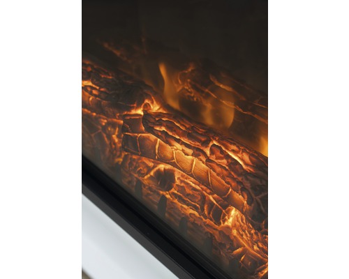 Nahaufnahme eines elektrischen Kamins mit Holzscheitimitat und Flammeneffekt