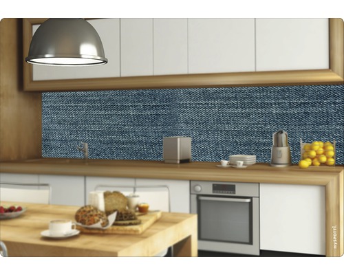 Küchenszene mit Jeans-Motiv-Wandpaneel über der Arbeitsfläche