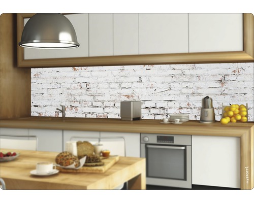 Küchenszene mit einer Küchenrückwand mit Backsteinmuster in Weiß