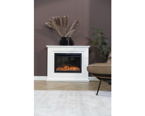 Dekorativer Elektrokamin mit weißer Umrandung in einem Wohnraum.