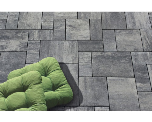 Graue Pflastersteine mit zwei Sitzkissen