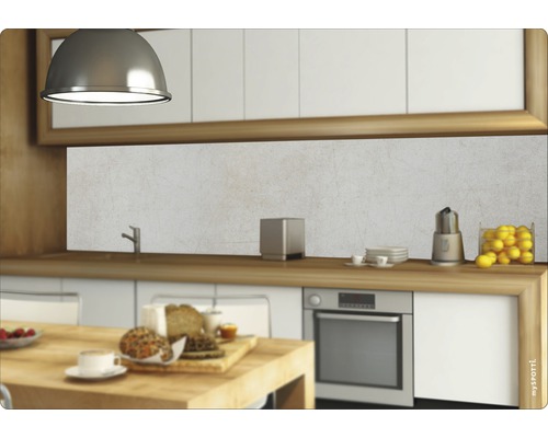 Küchenszene mit Frühstück auf einer Holzinsel und Küchenutensilien auf der Arbeitsplatte