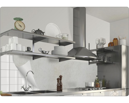 Küchenszene mit Edelstahlregalen, Dunstabzugshaube und Geschirr