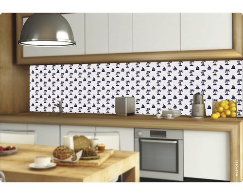 Küchenszene mit Spritzschutzfolie mit Palmen- und Bootsmotiv