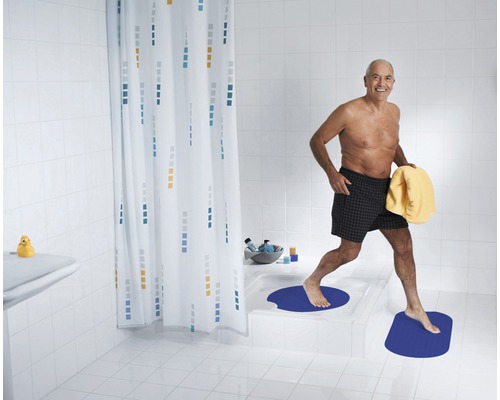 Helles Badezimmer mit Duschvorhang, Duschmatte und Mann mit Handtuch