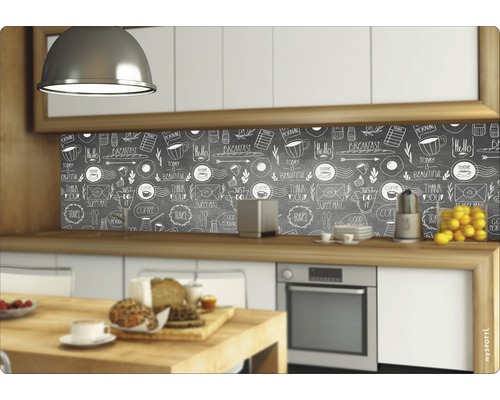 Dekorative Küchenrückwand mit Tafelmuster und Frühstücksmotiven in einer hellen Küche.