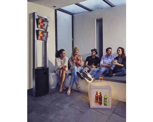 Gruppe von Personen sitzt im Freien unter einem Heizstrahler.