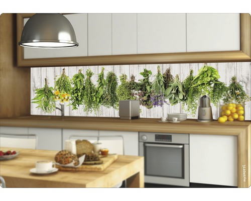 Küchenrückwand mit Kräutermotiven in einer modernen Küche