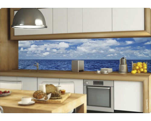 Helle Küche mit Holzarbeitsplatte und Meerblick