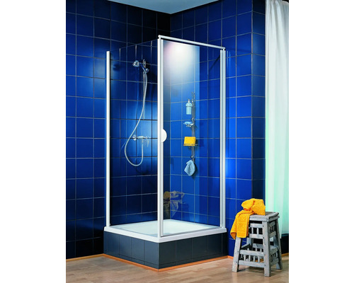 Duschkabine mit Duscharmatur und Ablage im Badezimmer mit blauen Fliesen