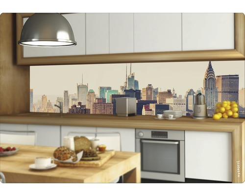 Helle Küche mit Blick auf eine Skyline