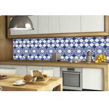 Küchenszene mit Fliesenspiegel in blau-weißem Design