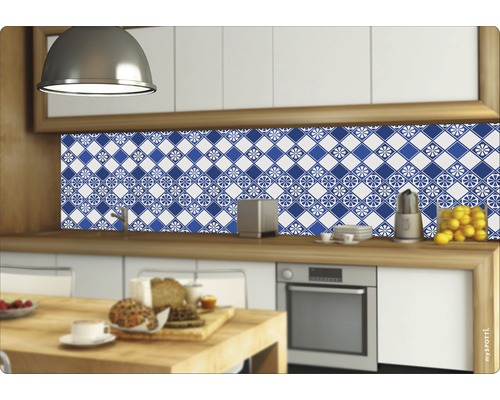 Küchenszene mit Fliesenspiegel in blau-weißem Design