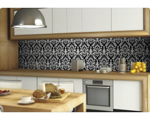 Küchenszene mit floral gemusterter Rückwand