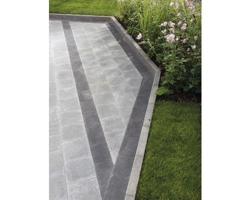 Gartenweg mit Betonpflastersteinen und Rasenfläche
