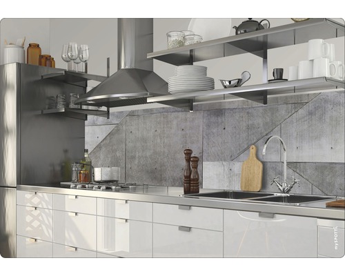 Helle Küche mit Edelstahl-Dunstabzugshaube, Regalen und weißen Schränken.