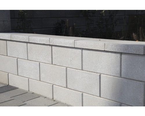 Mauer aus Betonsteinen mit Abdeckung
