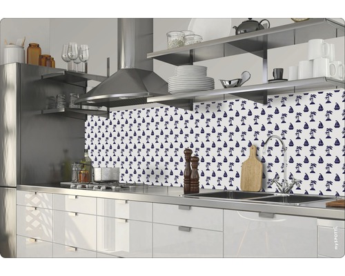 Küchenrückwand mit Palmen- und Segelbootmuster in einer modernen Küche