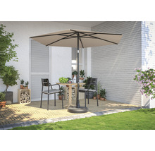 Szene mit quadratischem Sonnenschirm, Tisch, Stühlen und Pflanzen auf einer Terrasse