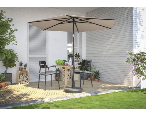 Szene mit quadratischem Sonnenschirm, Tisch, Stühlen und Pflanzen auf einer Terrasse