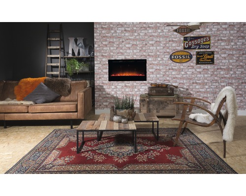 Wohnzimmer mit Sofa, Couchtisch, Dekokamin und Teppich