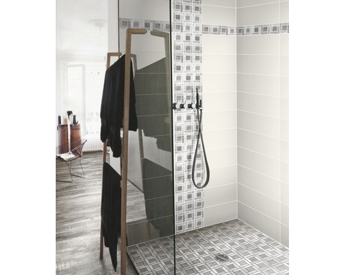 Begehbare Dusche mit Glaswand, Duscharmatur und Handtuchhalter im Badezimmer.