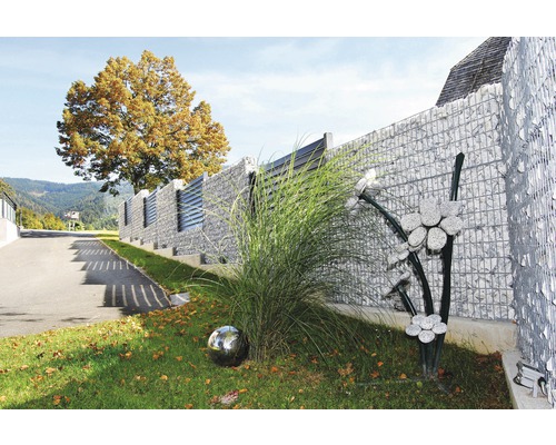 Gabionenwand mit Sichtschutz und dekorativen Elementen im Garten