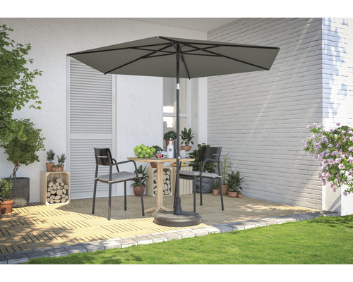 Terrasse mit Sonnenschirm, Tisch und Stühlen
