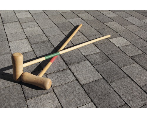 Krocket Schläger aus Holz auf Pflastersteinen