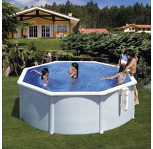 Achteckiger Pool im Garten mit badenden Personen.