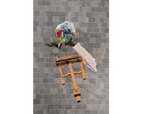 Szene mit Staffelei, Farbpalette und Pflastersteinen