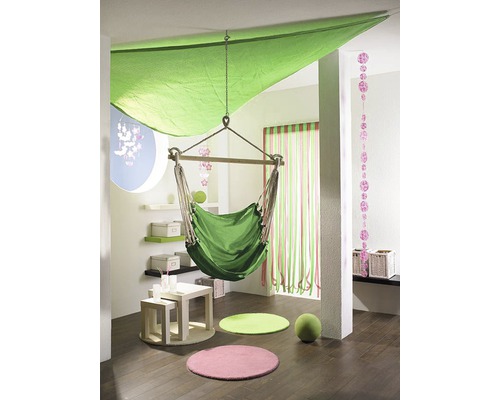 Hell gestalteter Raum mit Hängesessel, farbigen Teppichen und dekorativen Elementen.