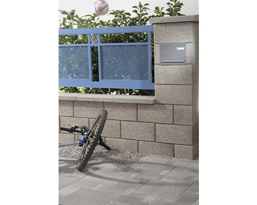 Außenaufnahme mit Zaun, Briefkasten und Fahrrad