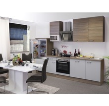 Helle Küche mit Esstisch, Kühlschrank, Mikrowelle und Dunstabzugshaube