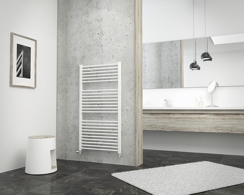 Modernes Badezimmer mit weißem Heizkörper, Waschbecken und Spiegel