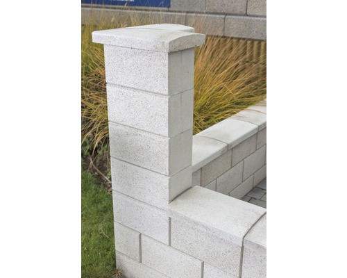 Betonmauer mit Pfeiler und Abdeckung im Garten