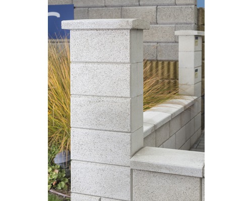 Betonpfosten mit Mauer im Garten